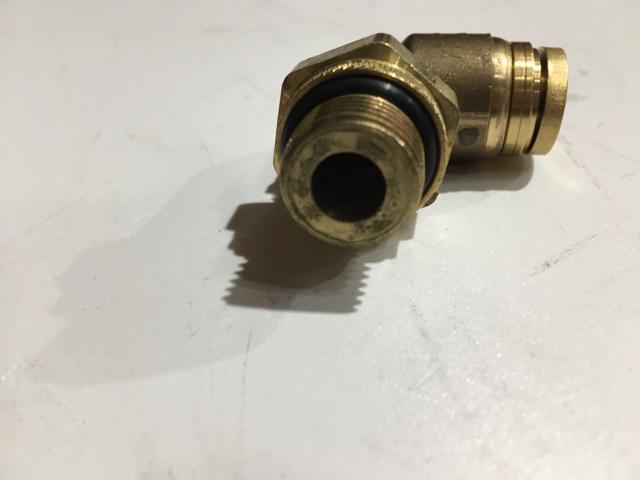 3527133C1, Navistar International, ELBOW, 90 DEG SWVL 3/8XM16X1. - part number 3527133C1