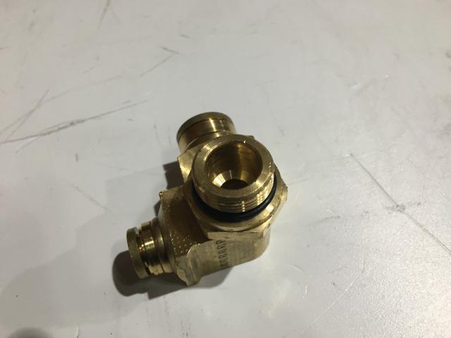 3819958C1, Navistar International, MANIFOLD AIR M22X3/8PTC X 5/ - part number 3819958C1