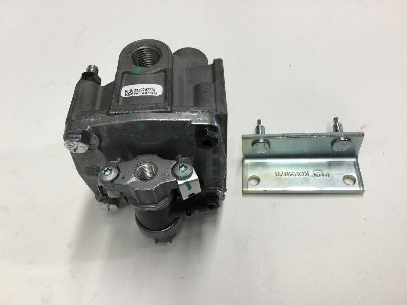 BXK070962, Bendix, VALVE, ATR6 TRACTION RELAY - BXK070962