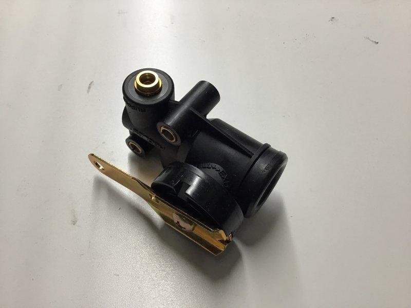 2507385C1, Navistar International, VALVE, HEIGHT CONTROL, CAB SUSPENSION, W/ VALVE ARM - part number 2507385C1