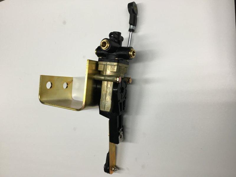 3816749C91, Navistar International, VALVE, LEVELING, AIR SUSPENSION - part number 3816749C91