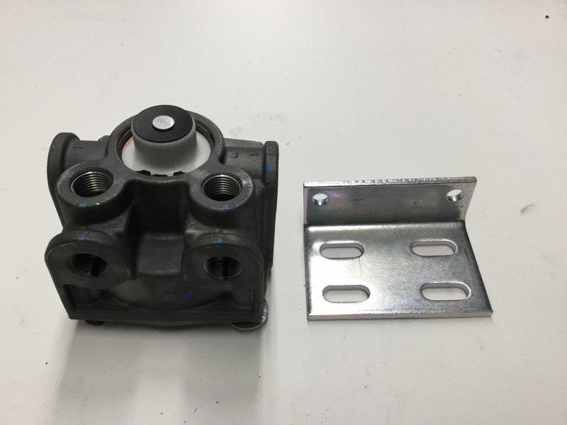 BX065303, Bendix, VALVE, RELAY, BRAKE, R-12, TWO (2) VERTICAL AND HORIZONTAL DELIVERY PORTS, 4 PSI, 3/8 DEL PORT - part number BX065303