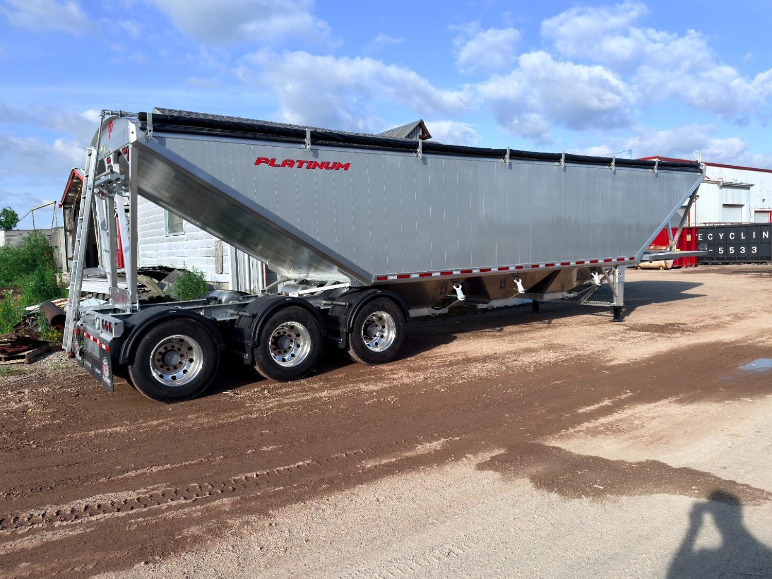 2027 Platinum Tridem Three Hopper