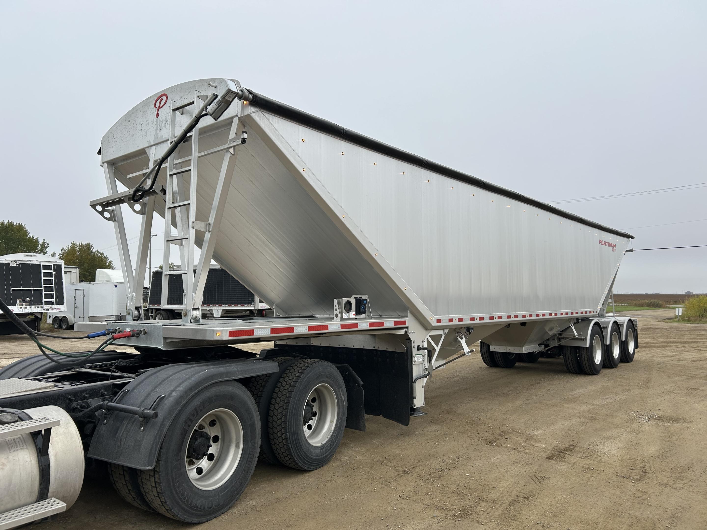 2027 Platinum Tridem Two Hopper