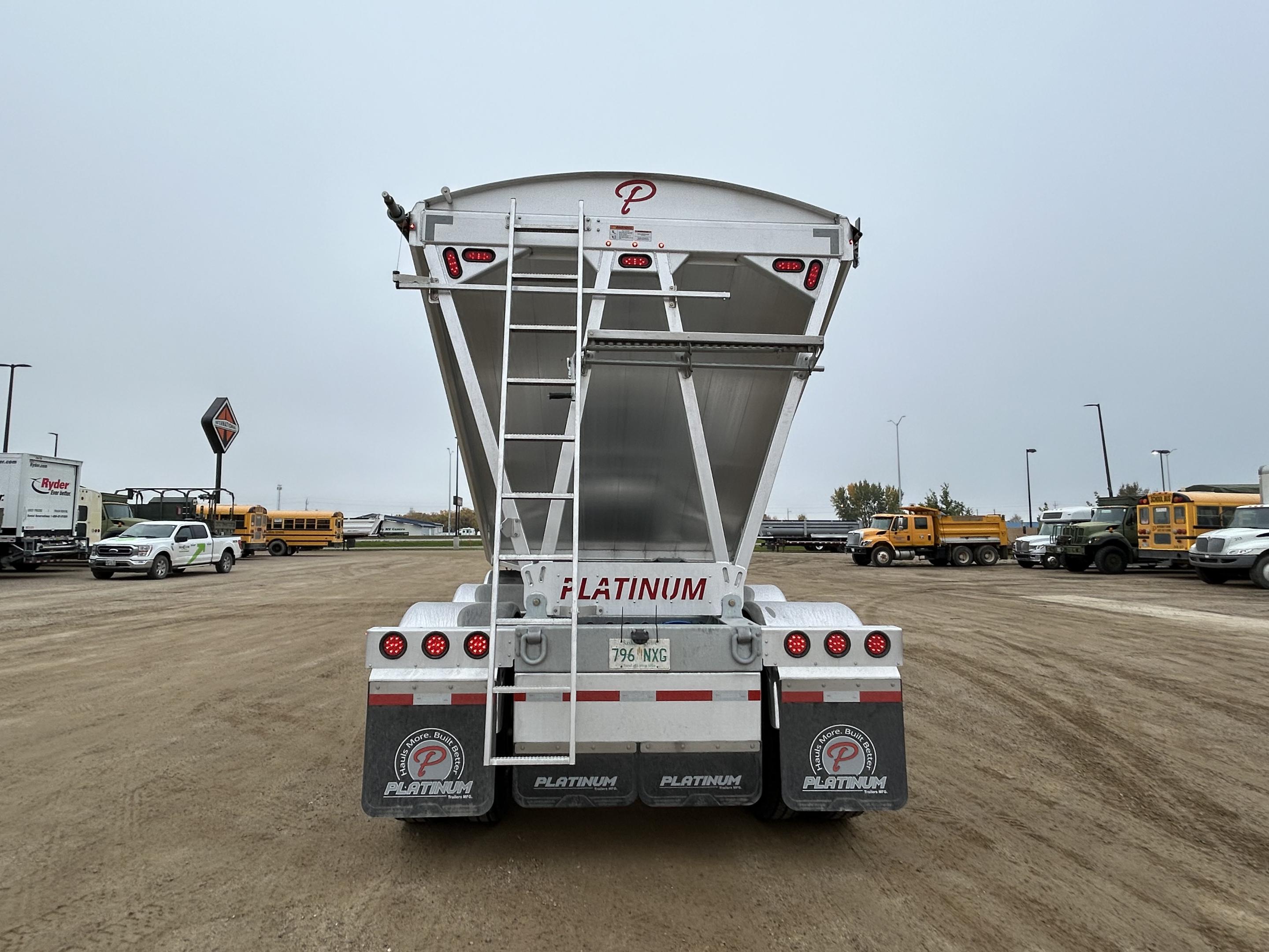 2027 Platinum Tridem Two Hopper