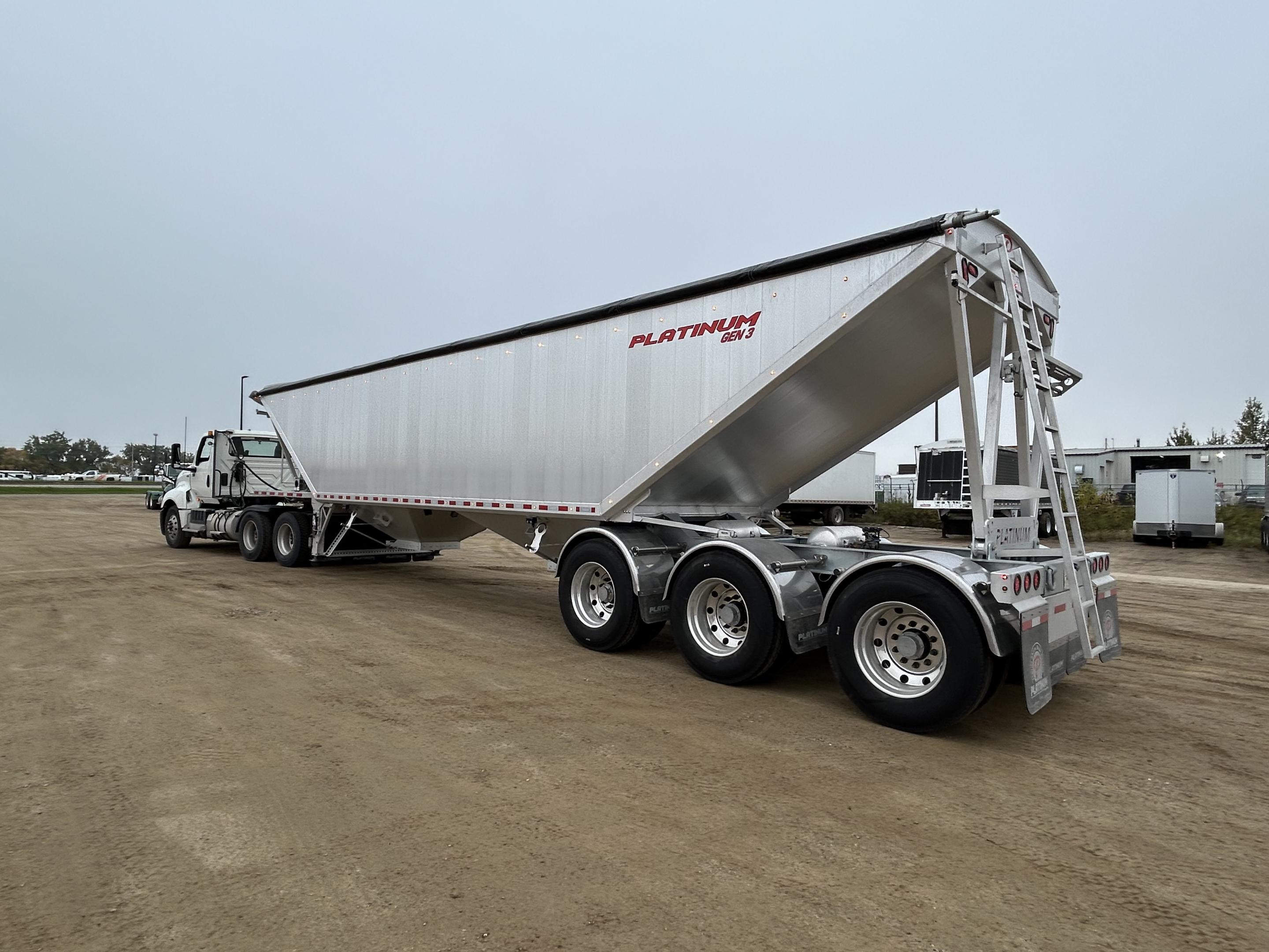 2027 Platinum Tridem Two Hopper