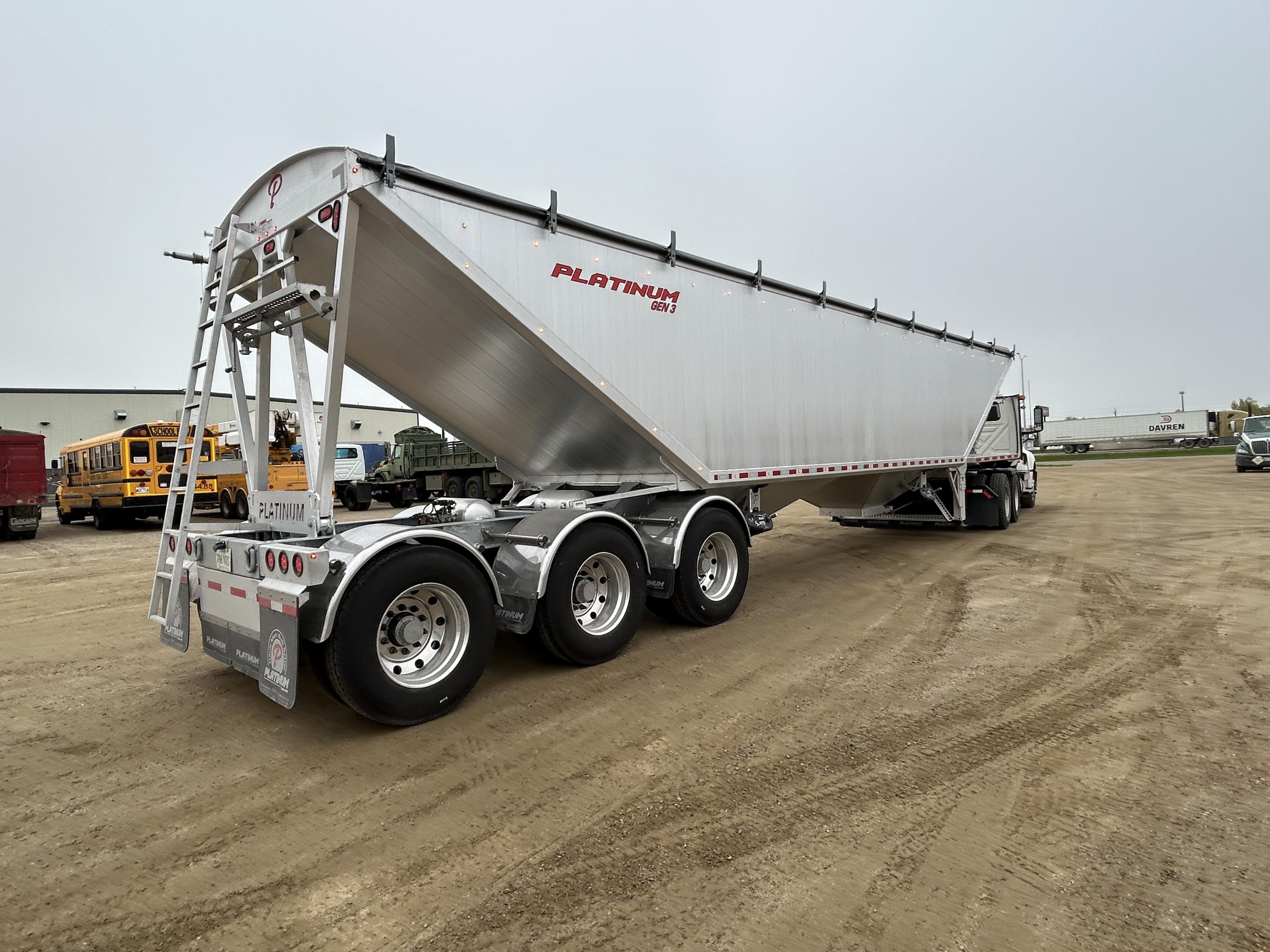 2027 Platinum Tridem Two Hopper