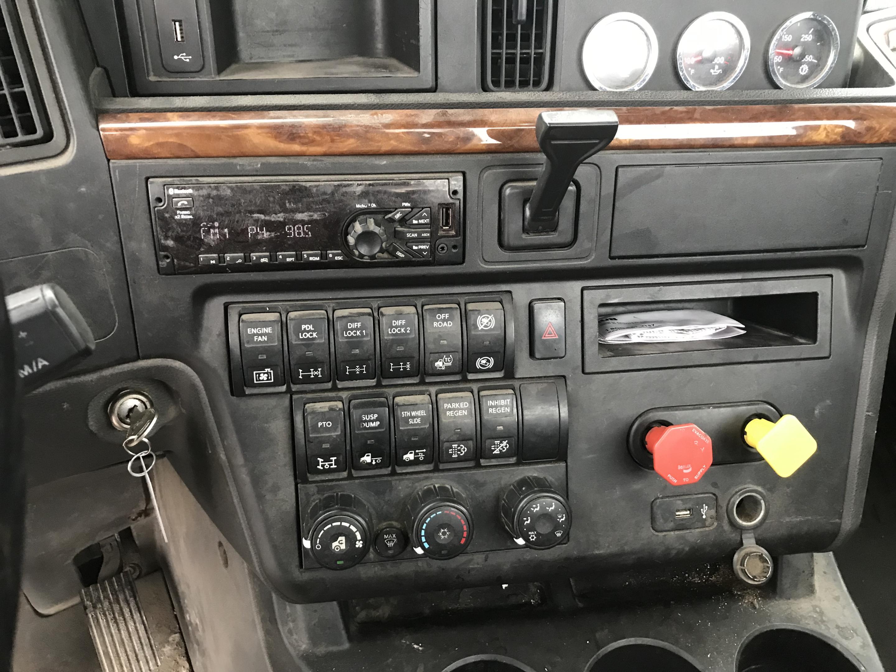 2019 International LT625 Daycab