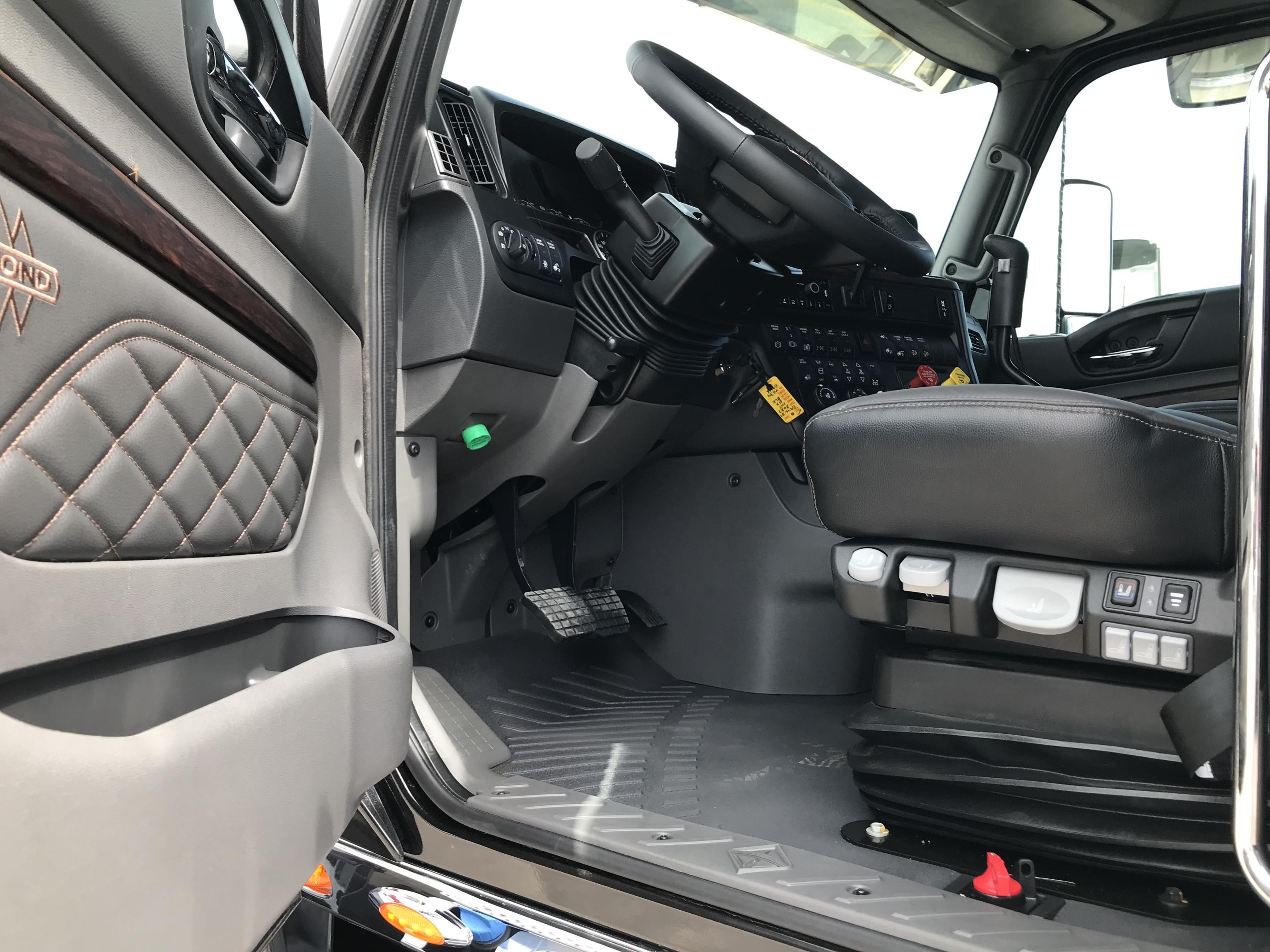 2027 International HX520 6X4